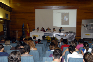 Vista general de la sala con asistentes y participantes